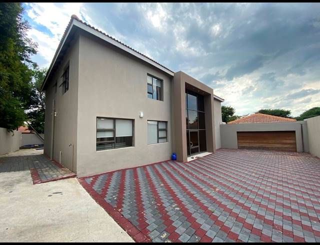 5 BEDROOM HOUSE FOR SALE IN FOURWAYS
